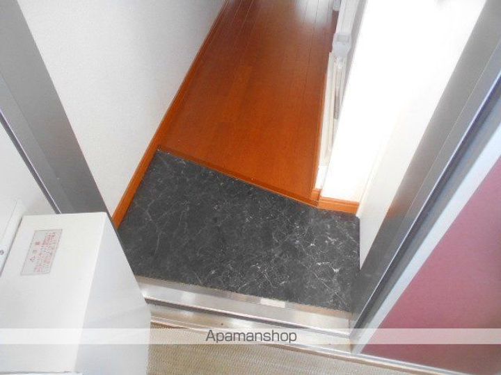 レオパレスLOUVREの玄関