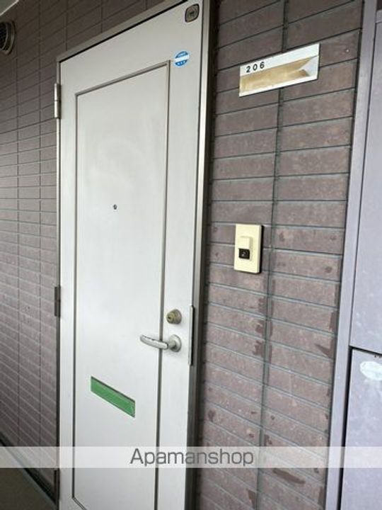 ウェルコート青山206の玄関
