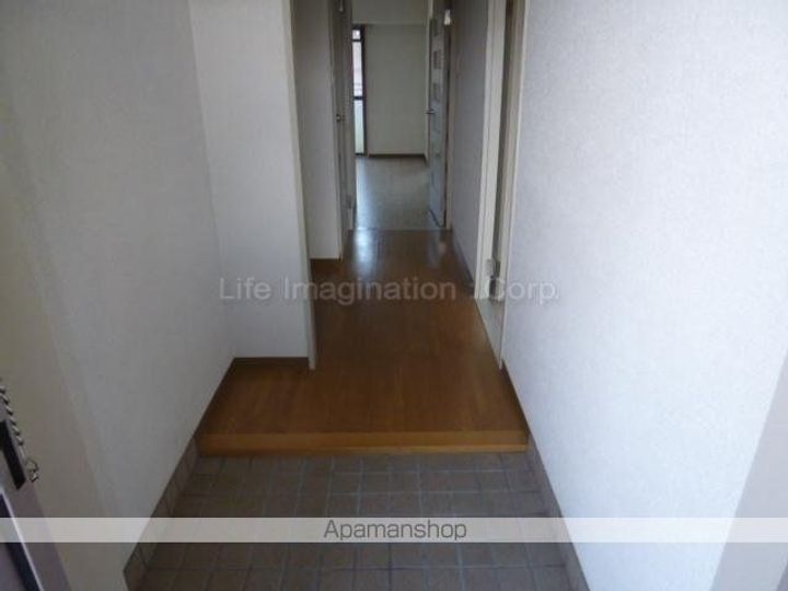 滋賀県野洲市行畑1丁目の賃貸アパートの玄関