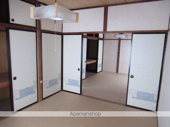 すみれ荘ヘ号の内装