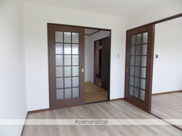 愛知県犬山市大字五郎丸字前畑の賃貸マンションの内装