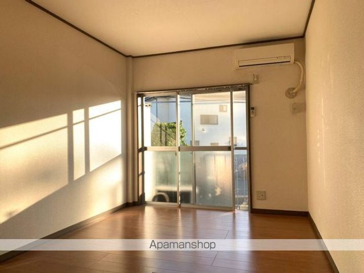 東京都八王子市大和田町7丁目の賃貸アパートの居間