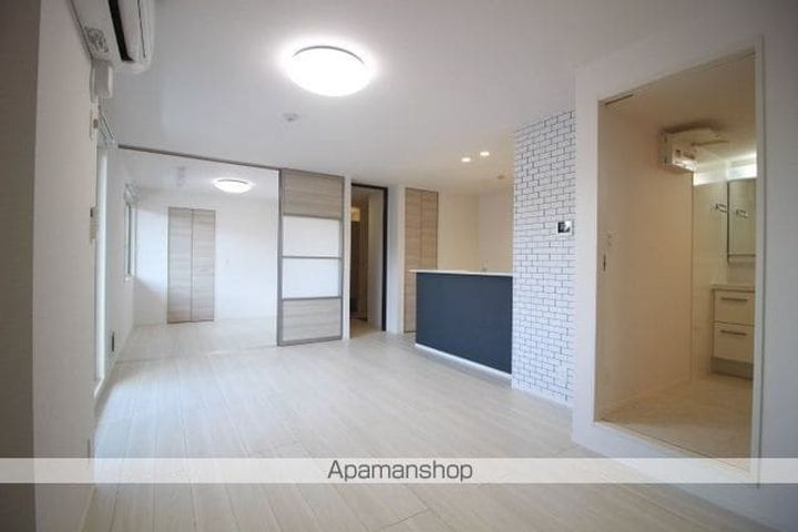 岡山県岡山市北区田中の賃貸アパートの居間