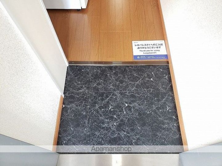 レオパレスセントラル壱番館の玄関