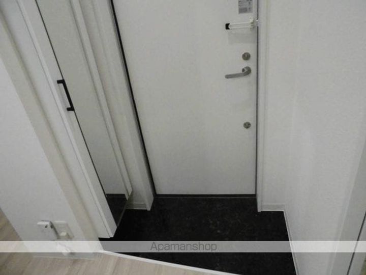 大阪府堺市堺区西永山園の賃貸マンションの玄関