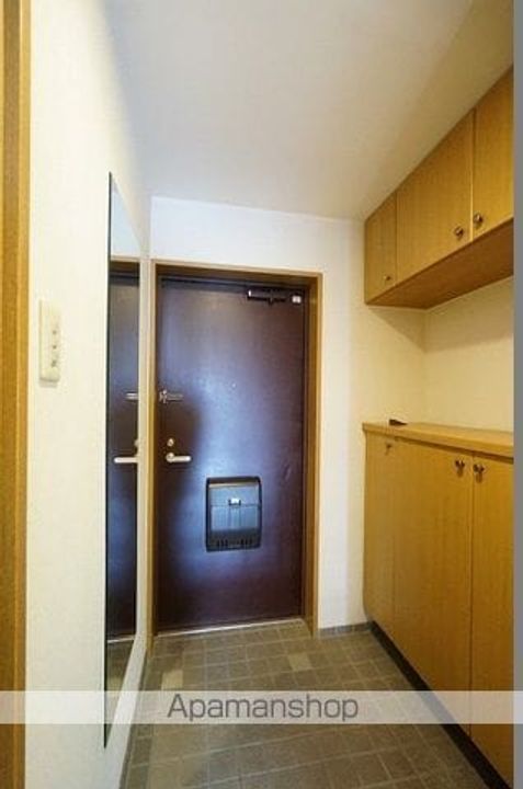 ウィスティリア中田406の玄関