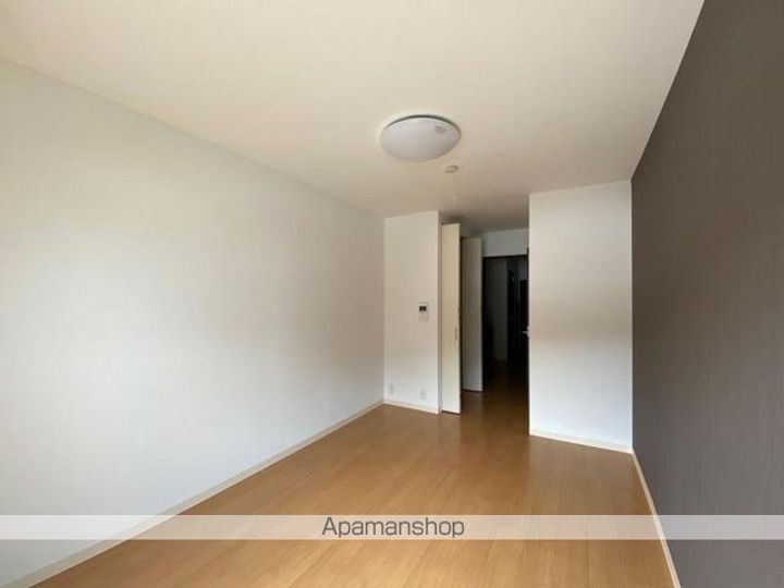 香川県高松市西宝町1丁目の賃貸アパートの居間