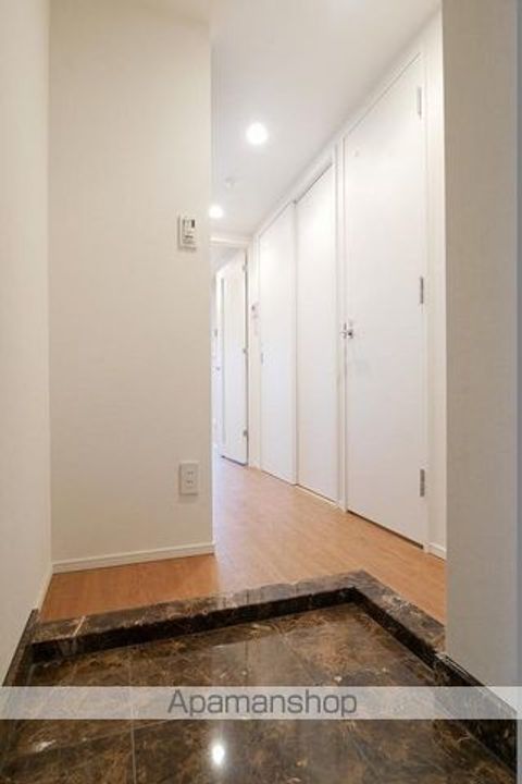 東京都新宿区北新宿1丁目の賃貸マンションの玄関