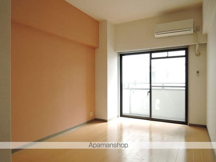 アゼリア明大前203の居間