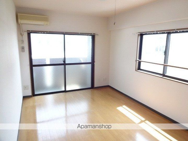 ロイヤルハーモニーの居間