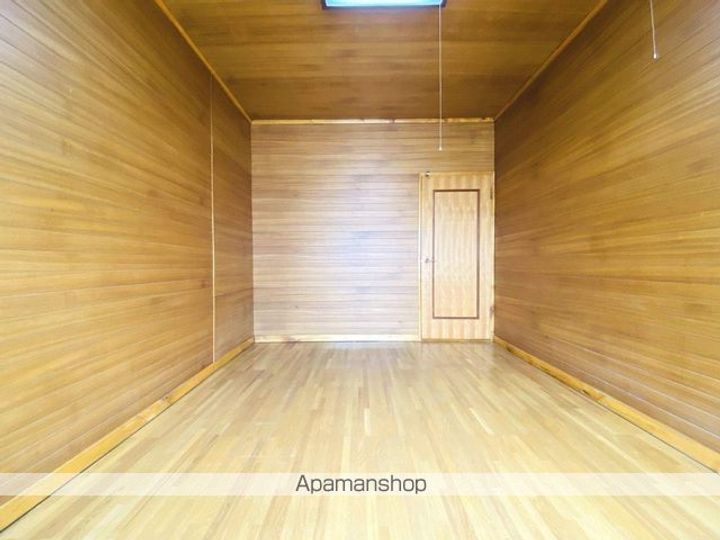 ファミール高野 1号館1F中の内装