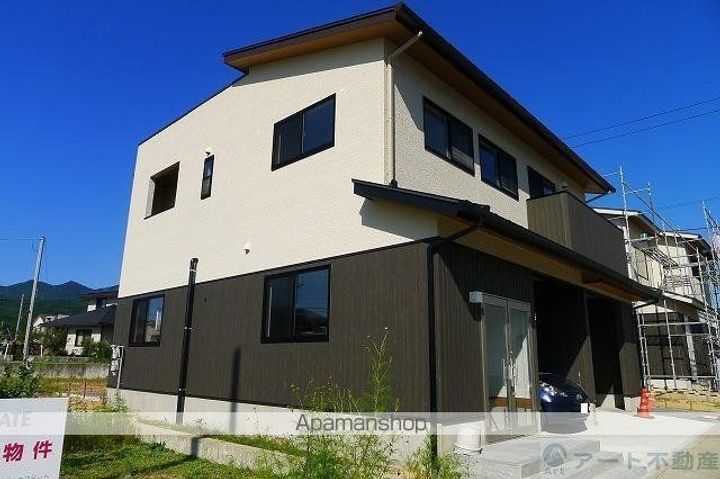 愛媛県東温市志津川の賃貸アパートの外観