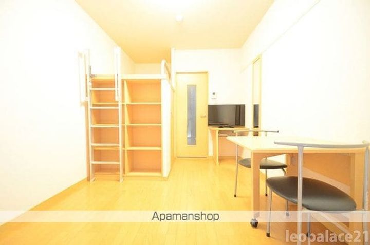 レオパレスイーストビレッジ2の居間