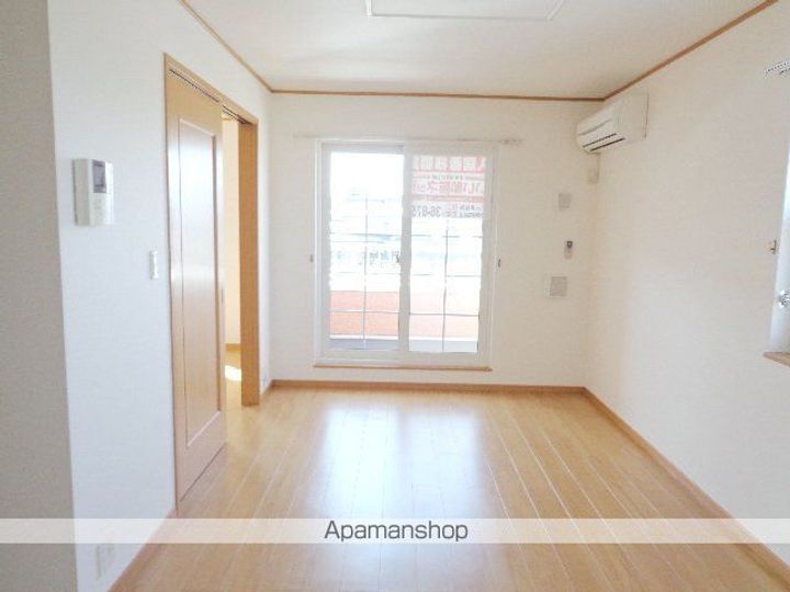 長野県松本市大字里山辺の賃貸アパートの居間