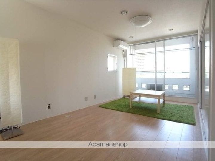 東京都八王子市大和田町5丁目の賃貸マンションの居間