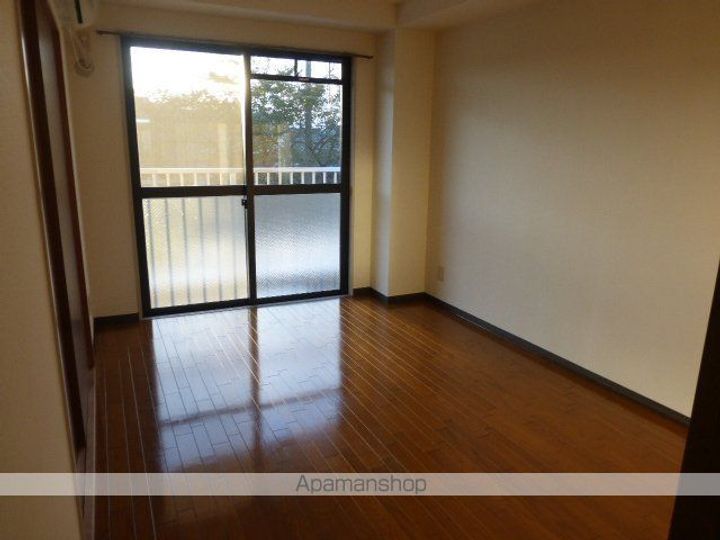 滋賀県野洲市行畑1丁目の賃貸マンションの居間