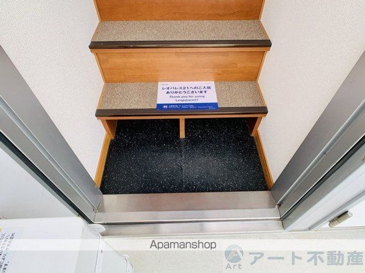 レオパレスグランド カメリアⅤ211の玄関