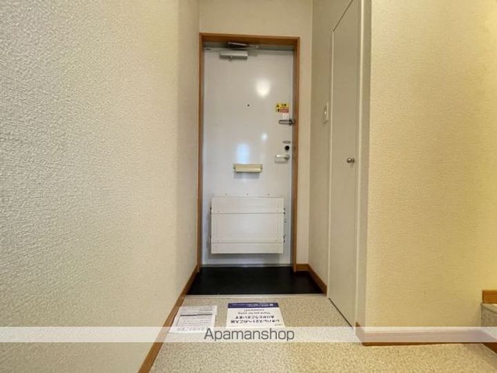 レオパレスフィオーレ205の玄関
