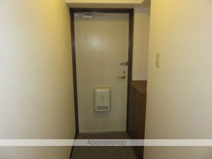 グランディール中里505の玄関