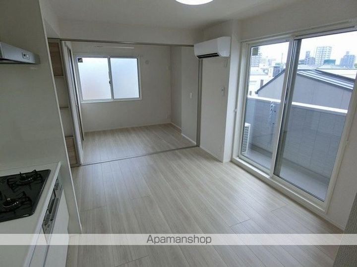 シャトル古市の居間