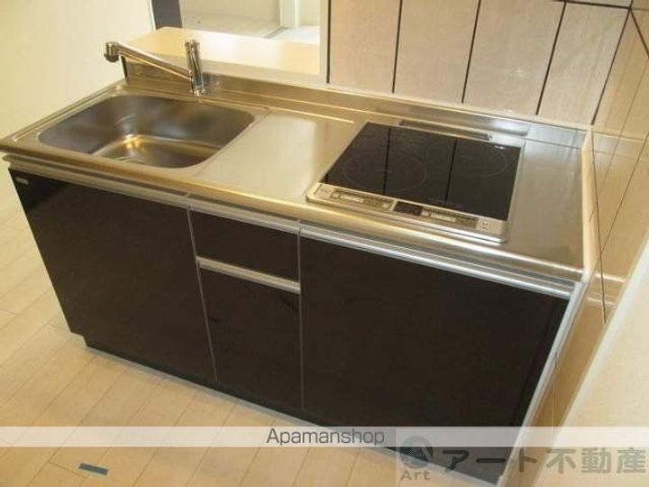 愛媛県松山市小坂4丁目の賃貸アパートのキッチン