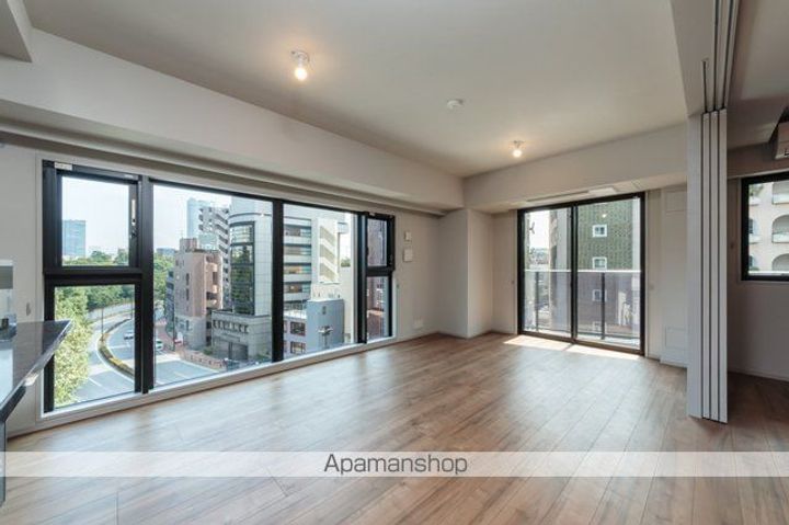 東京都港区南青山2丁目の賃貸マンションの居間