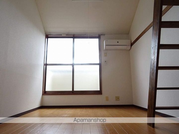 ロフティ栄の居間