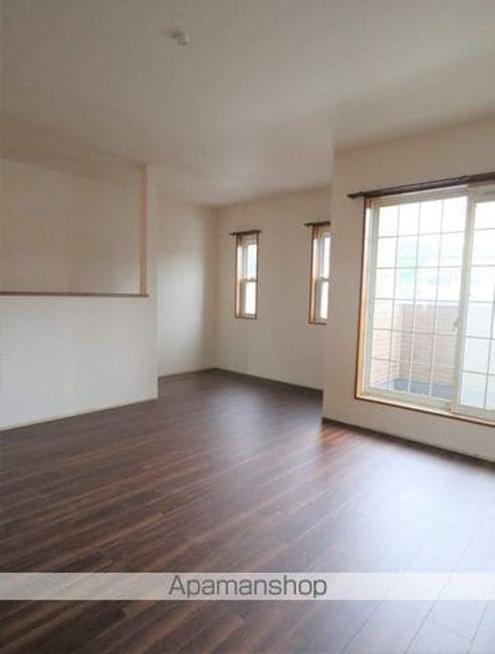 エンフィールド シャリテの居間