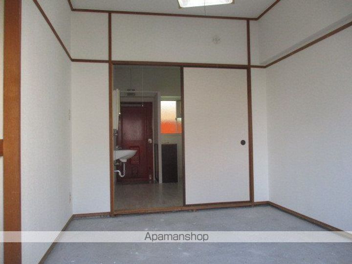 丸萬ハイツ102の居間