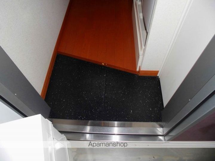 レオパレス昴555Cの玄関