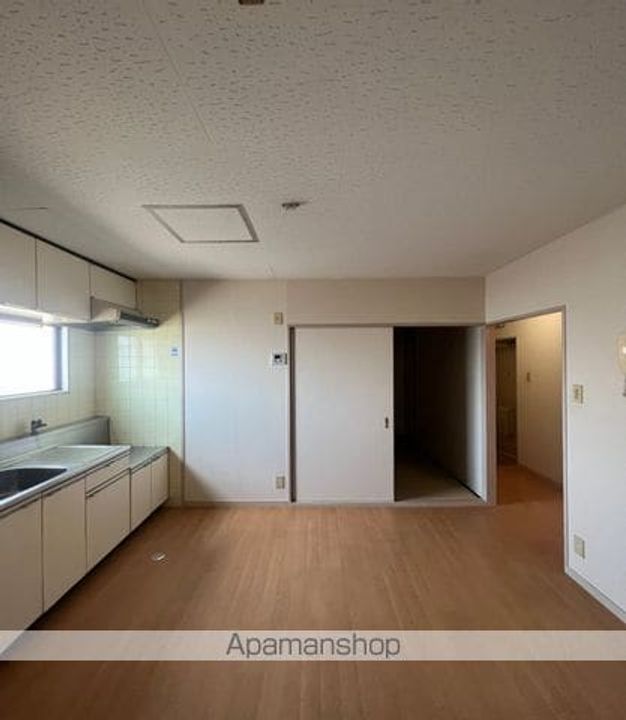 大阪府大阪市住吉区苅田8丁目の賃貸マンションの居間