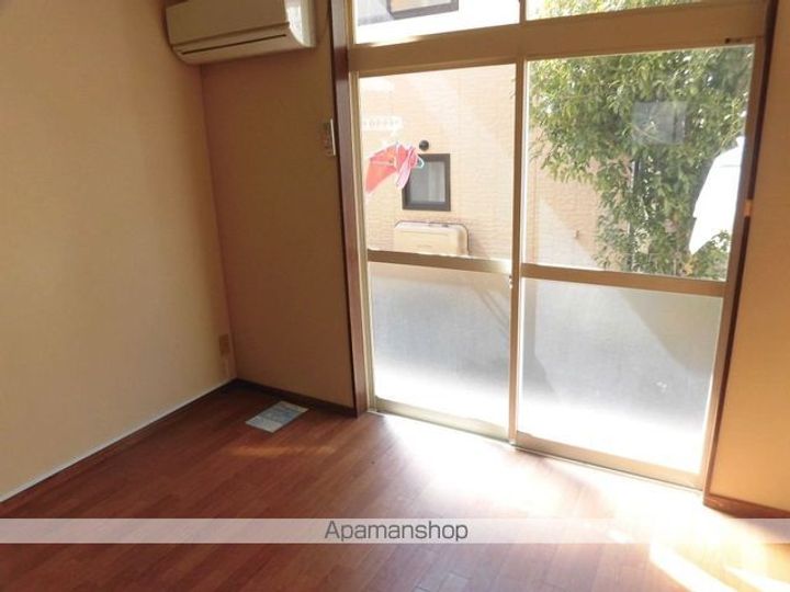 バルコン・ソワの居間