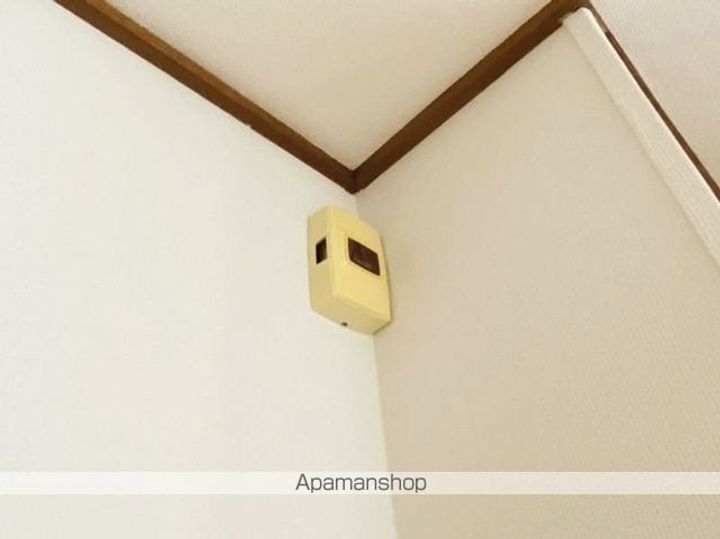 純パレス881の玄関