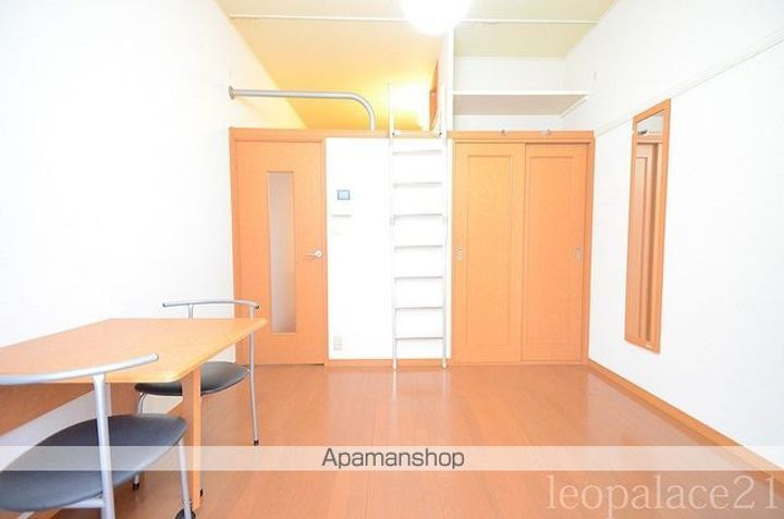 レオパレスエム ツインズの居間