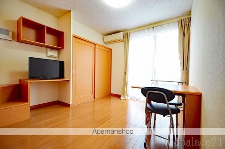 レオパレスクリスタル103の居間