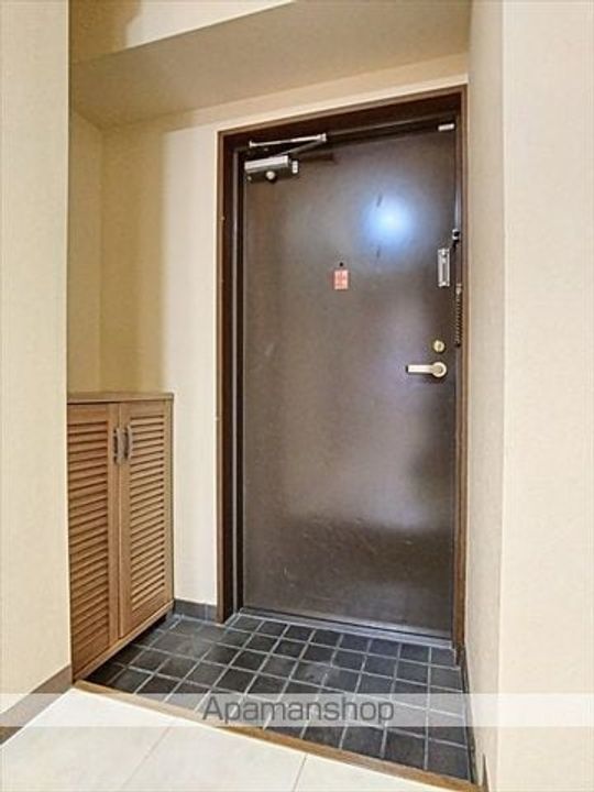 岡山県岡山市北区中山下1丁目の賃貸マンションの玄関