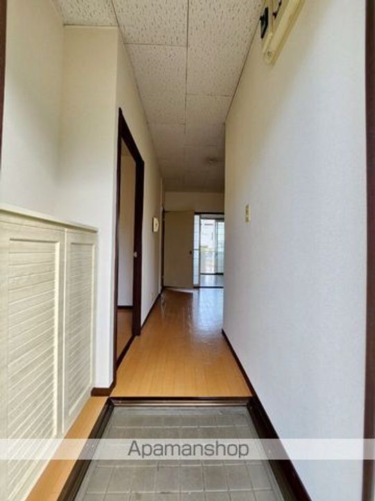 クレストコートA棟103の玄関