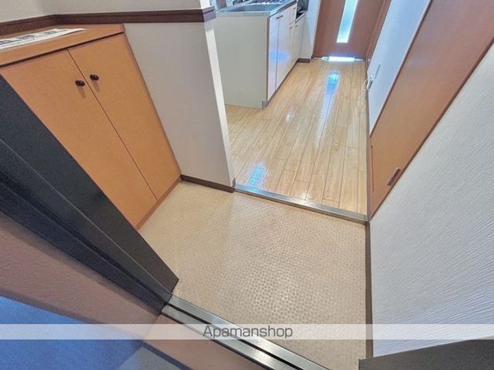 滋賀県蒲生郡日野町大字内池の賃貸マンションの玄関