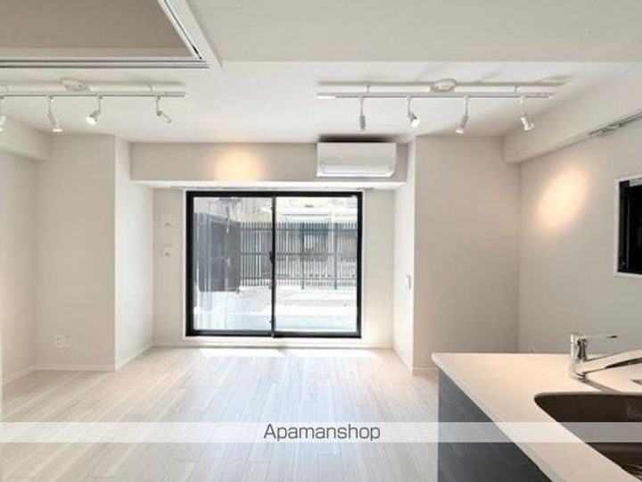 東京都新宿区四谷三栄町の賃貸マンションの居間