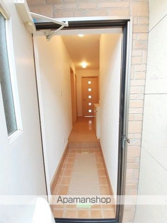 東京都西多摩郡日の出町大字平井の賃貸アパートの玄関