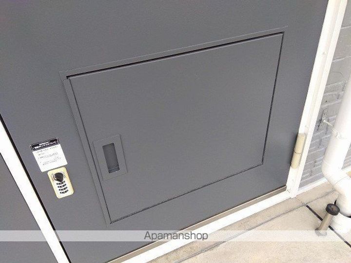 レオパレスクリスタル103の玄関