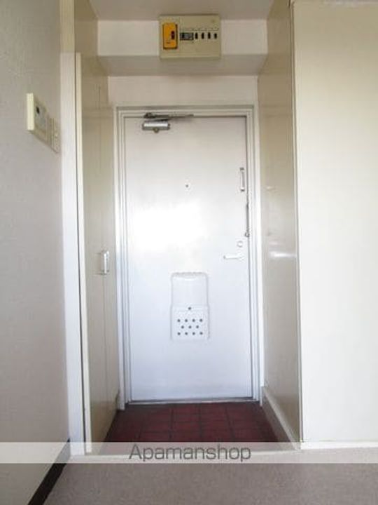 東京都中野区本町6丁目の賃貸マンションの玄関