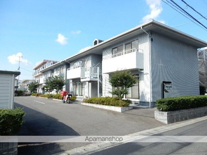 ドミ・アゼリアBF号室の外観