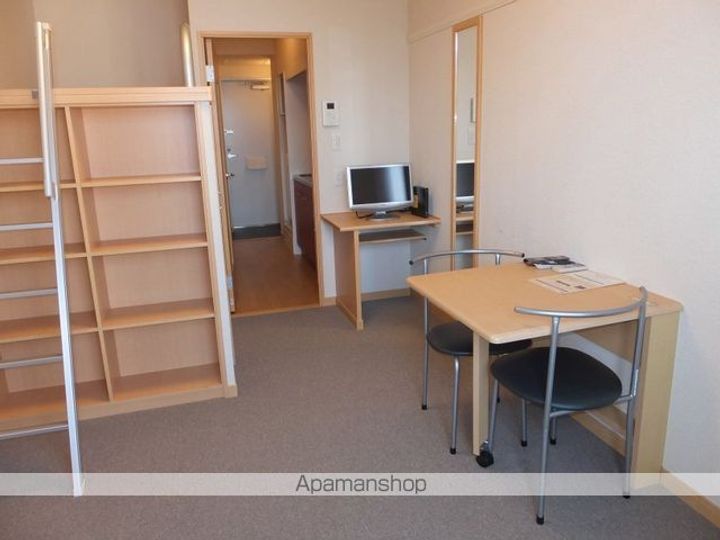 レオパレスみらい本町の居間