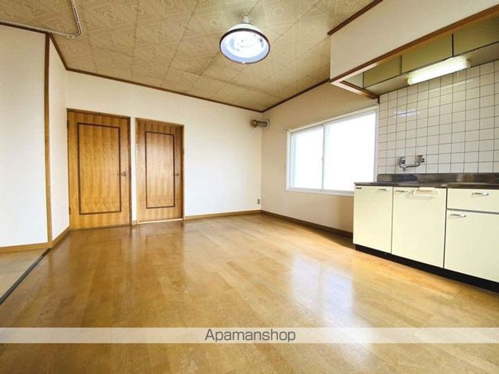 ファミール高野 1号館2F右の居間