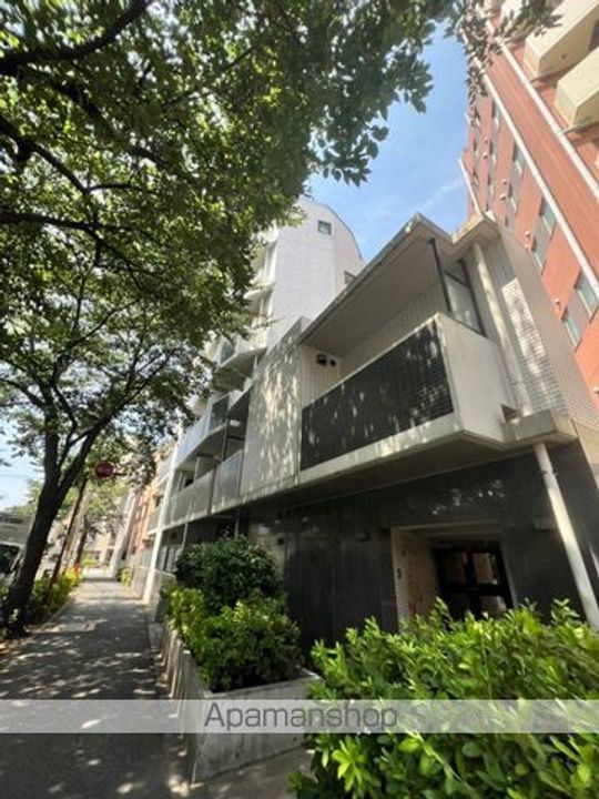 東京都中野区松が丘2丁目の賃貸マンションの外観