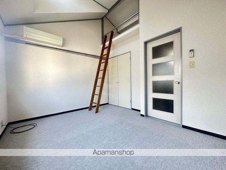 コスモハウス旭ヶ丘302の居間