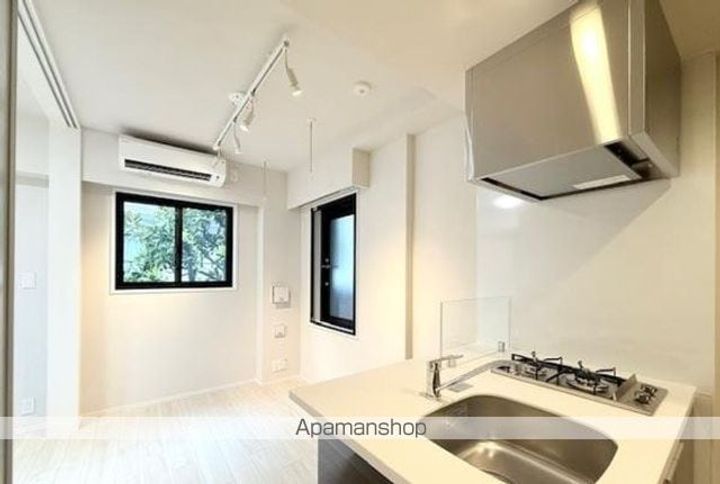 東京都中野区中野1丁目の賃貸マンションの居間