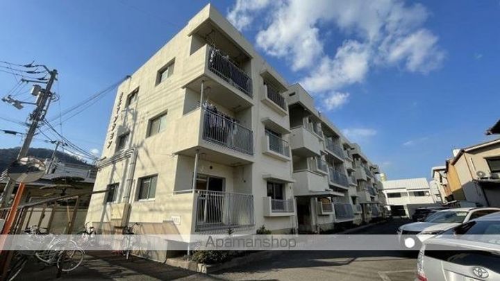 吉本マンション104の外観
