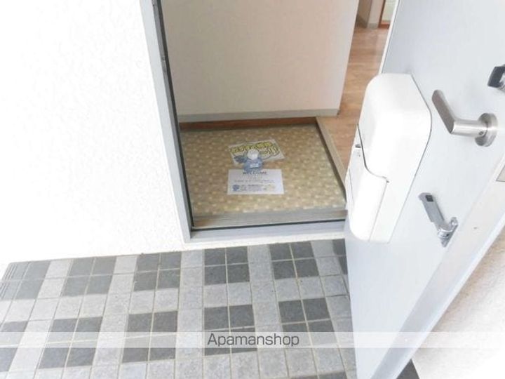 グリーンヒルズ八百真A棟A102の玄関